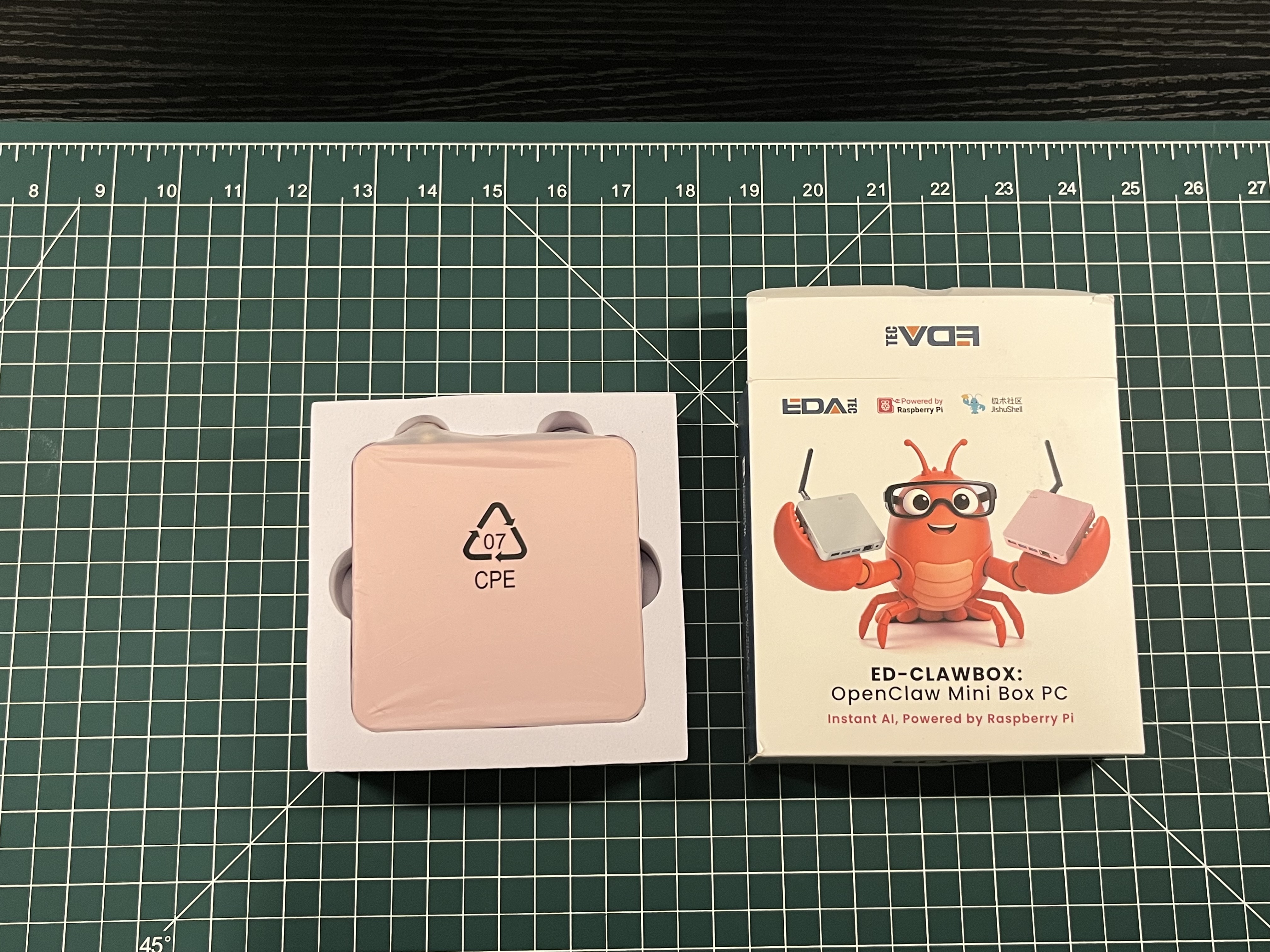 Open ED-CLAWBOX retail box beside the wrapped mini PC