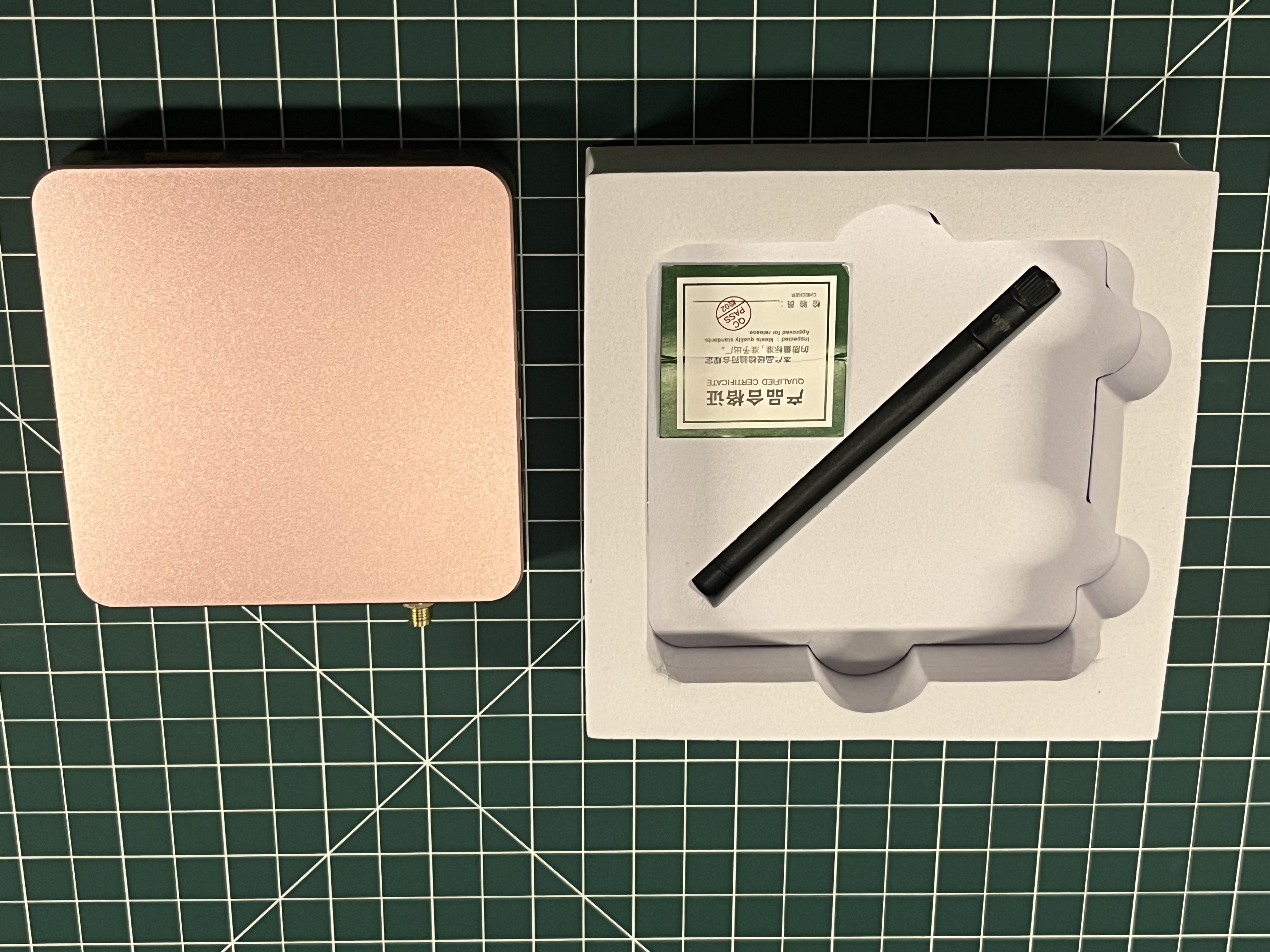 ED-CLAWBOX mini PC, antenna, and quality certificate laid out beside the packaging